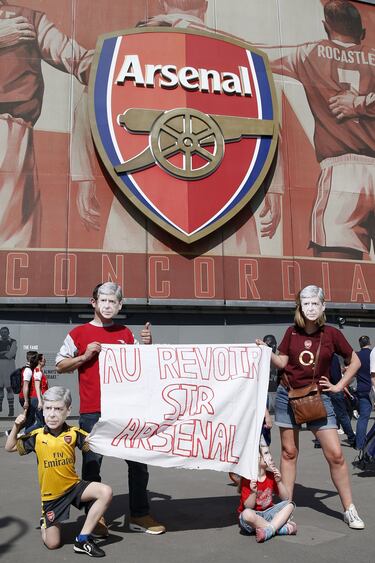 Seguidores del Arsenal se despiden de Wenger.