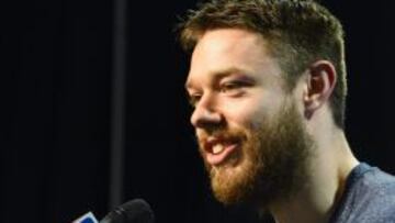 Matthew Dellavedova habla con la prensa.