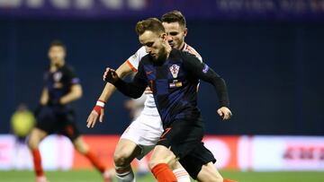 Ivan Rakitic conduce el balón ante Saúl.