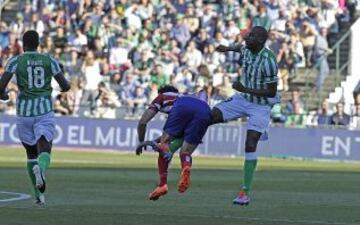 Fuerte entrada de Paulao sobre Diego Costa.