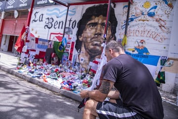   La paternal, un barrio en pleno centro de Buenos Aires, es donde ese sitúa la 'Casa de Dios'. Argentinos Juniors regaló a Maradona por la firma de su primer contrato en 1978 una casa en dicho barrio. Diego estuvo viviendo únicamente dos años pero aún se mantiene intacta desde aquellos tiempos. Actualmente, y tras la suerte del astro argentino, se ha convertido en un museo en honor al '10'. 