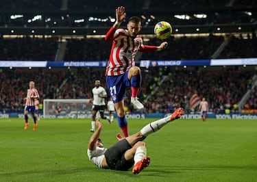 Yannick Carrasco salta por encima del defensa Eray.