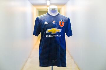 La U presenta camiseta que rememora el azul del '94