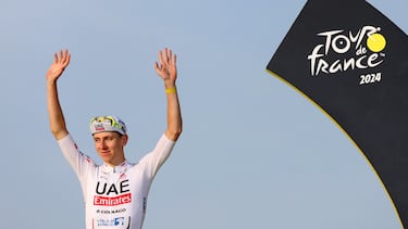Pogacar, en el podio final de Niza como ganador del Tour 2024.