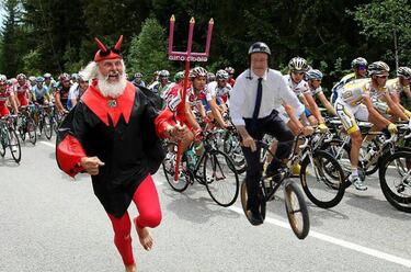 Un alcalde español de 74 años prueba el BMX... ¡y se cayó!