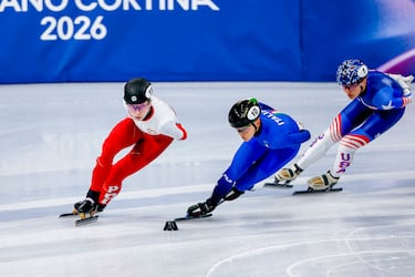 Noche de short‑track en Milano‑Cortina 2026. En la serie 6 de los 1.500 metros, Kamila Sellier (POL, dorsal 15) busca plaza en semifinales en una prueba de contacto continuo y decisiones al límite. El pabellón va a toda tensión: cada curva es un examen. 