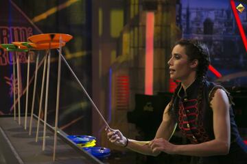 Pilar Rubio y el reto de los palos chinos en El Hormiguero de Antena 3