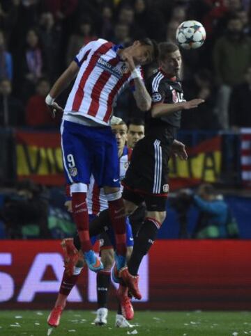 Lars Bender y Mario Mandzukic.