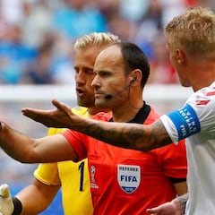 Mateu Lahoz revisó una mano en el VAR y señaló penalti