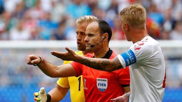 Mateu Lahoz revisó una mano en el VAR y señaló penalti