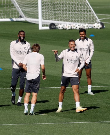 Último entrenamiento del Madrid antes de medirse al Stuttgart.