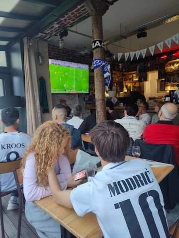 Los miembros de la Peña Madridista de París se reúnen para ver los partidos del equipo blanco.