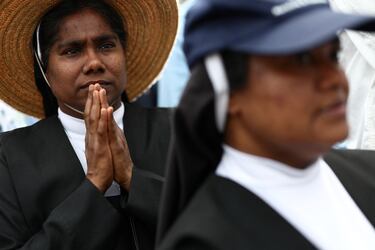 Una monja asiste a una oración de Regina Caeli, dirigida por el Papa León XIV desde el balcón central (Loggia delle Benedizioni) de la Basílica de San Pedro, en el Vaticano.