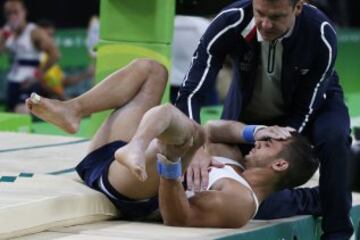 El gimnasta francés se fracturó la tibia de su pierna izquierda tras un mal salto. Sus compañeros no lo pedían creer. La peor imagen de Río 2016.