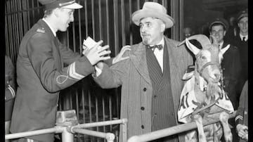 Tuvieron que pasar 108 años para que los Chicago Cubs rompieran una de las maldiciones más largas e icónicas en la historia del deporte. Billy Sianis, propietario de la taberna ‘Billy Goat' acudió al estadio con su cabra en 1945. Los miembros de seguridad alegaron que el olor del animal molestaba al resto de aficionados, por lo que ambos fueron expulsados. Sianis maldijo a los Cubs, asegurando que no volverían a ganar un título. Para entonces ya tenían una sequía de 37 años, ya que su última Serie Mundial había sido en 1908. Todo terminó el pasado 2 de noviembre.
