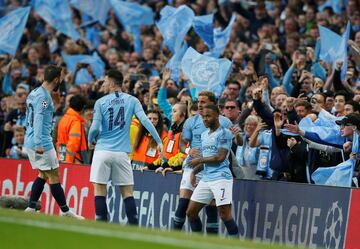 1-0. Raheem Sterling celebró el primer gol.