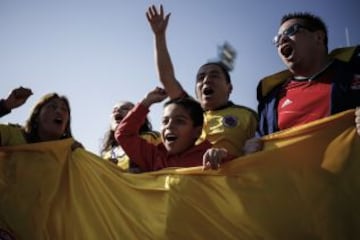 Hinchas colombianos desatan la locura a las afueras San Carlos de Apoquindo sede de la Universidad Cat&oacute;lica, lugar de entrenamiento de la Selecci&oacute;n.