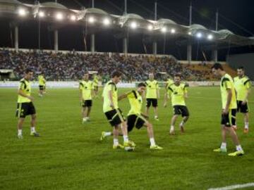 La Roja entreno en el nuevo estadio de Malabo repleto de seguidores que querían ver a nuestros internacionales. Casillas fue de los más aclamados.