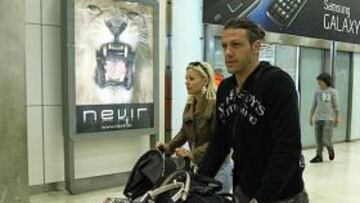 <b>ÍDOLO. </b>Martín Demichelis fue agasajado por algunos aficionados a su llegada a Málaga.