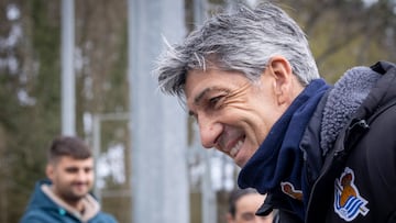 SAN SEBASTIÁN, 25/02/2025.- El entrenador de la Real Sociedad, Imanol Alguacil, este martes durante un entrenamiento previo al partido de ida de mañana de la semifinal de la Copa del Rey frente al Real Madrid. EFE/Javier Etxezarreta