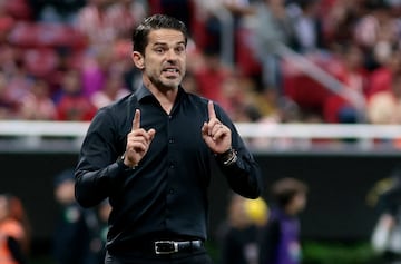 Guadalajara's Argentine coach Fernando Gago gestures during the Liga MX Apertura football league match between Guadalajara and Monterrey, at the Akron stadium, in Zapopan, Jalisco State, Mexico, on September 28, 2024 (Photo by ULISES RUIZ / AFP)