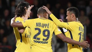 Paris Saint-Germain's Uruguayan forward Edinson Cavani (L), Paris Saint-Germain's French forward Kylian Mbappe and Paris Saint-Germain's Brazilian forward Neymar celebrates following a goal during the French L1 football match between Metz (FCM) and Paris Saint-Germain (PSG) on September 8, 2017 at the Saint-Symphorien stadium in Longeville-les-Metz, northeastern France. / AFP PHOTO / Patrick HERTZOG