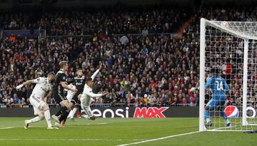 Raphael Varane remató de cabeza al larguero.