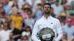Novak Djokovic, con el trofeo de finalista de Wimbledon.