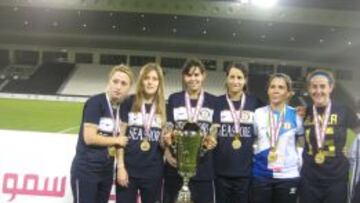 La rumana Steluta Talbi y las españolas Lucía Clifford, Gisella Brandi, Silvia Mas, Paula Prego (entrenadora portuguesa) y Blanca Crespo, con la Copa de Qatar.