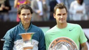 Rafa Nadal y Roger Federer posan con sus trofeos tras la final del Masters 1000 de Roma.