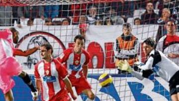 <b>PARADÓN A KANOUTÉ. </b>Diego Alves, primer portero brasileño en debutar en la Liga española, frenó al Sevilla.