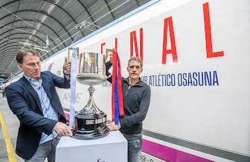 Rafa Martín Vázquez y Jon Andoni Goikoetxea muestran el trofeo antes de poner rumbo a Sevilla.