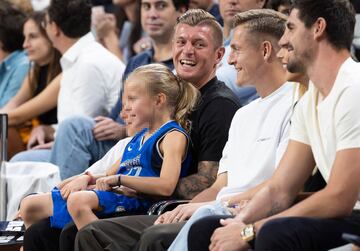 Toni Kroos, jugador del Real Madrid, disfrutando del partido junto a su hija.