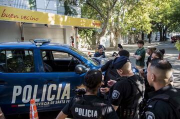 Agentes investigan el ataque a los supermercados de la familia de Antonela Rocuzzo en la ciudad de Rosario.