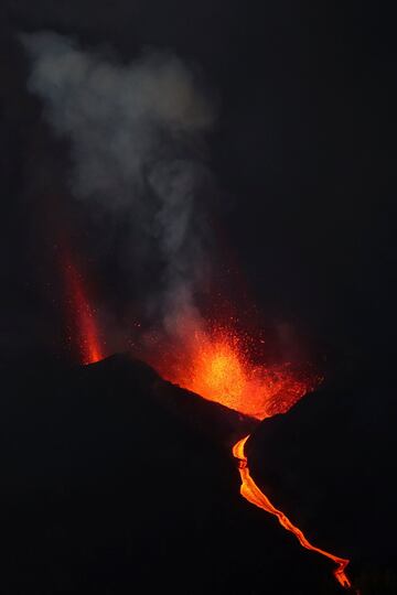 Las autoridades han mantenido a unas 3.500 personas confinadas hasta la por la nube tóxica generada por el contacto de la colada con una cementera. Según el último informe del Instituto Geográfico Nacional, se han registrado un total de 64 movimientos sísmicos en la zona de La Palma, de los cuales seis se hicieron notar en la localidad insular
