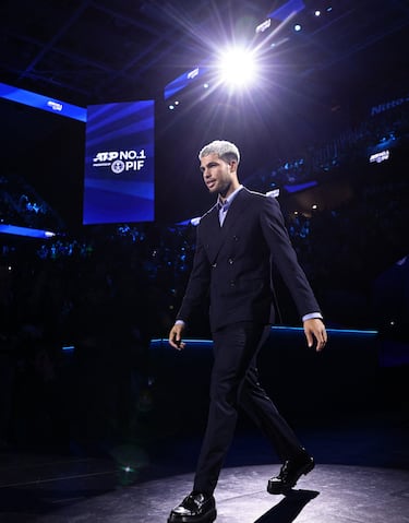 Carlos Alcaraz recibe el trofeo de número 1 del ranking ATP 2025 durante una ceremonia celebrada en Turín. 