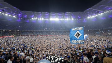 HAMBURG (Germany), 11/05/2025.- Fans of Hamburg celebrate their team's promotion to the first division after winning the German Bundesliga 2nd division soccer match between SV Hamburg and SSV Ulm in Hamburg, Germany, 10 May 2025. (Alemania, Hamburgo) EFE/EPA/CHRISTOPHER NEUNDORF CONDITIONS - ATTENTION: The DFL regulations prohibit any use of photographs as image sequences and/or quasi-video.