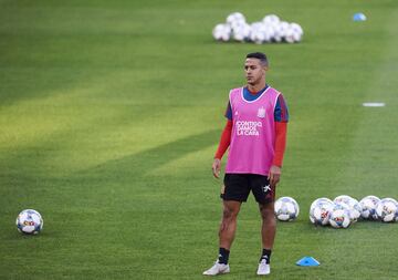 SEVILLE, SPAIN - OCTOBER 14:  Thiago Alcantara of Spain trains during the Spain Training Session ahead of their UEFA Nations League match against Spain at Estadio Benito Villamarin on October 14, 2018 in Seville, Spain.  (Photo by Aitor Alcalde/Getty Imag