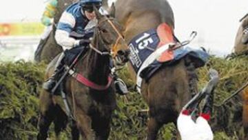 <b>VALLAS DE VÉRTIGO. </b>A la izquierda, 'Amberleigh House', el ganador del año pasado, supera uno de los 30 obstáculos del recorrido.