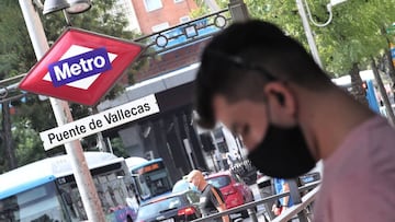 Vecinos pasean al lado del metro de Puente de Vallecas, en Madrid (España), a 16 de septiembre de 2020. Puente de Vallecas es el distrito de la ciudad de Madrid que mayor número de positivos por coronavirus ha registrado estos últimos 7 días (del 7 de al 13 de septiembre), según se desprende del Informe epidemiológico vigilancia de Covid-19 de la Dirección General de Salud Pública.Tal y como se desgrana, en Puente de Vallecas se han registrado en este periodo de tiempo 1.481 casos.
16 SEPTIEMBRE 2020;PUENTE DE VALLECAS;COVID19;METRO DE MADRID;MADRID;CORONAVIRUS;CONFINAMIENTO
Eduardo Parra / Europa Press
16/09/2020