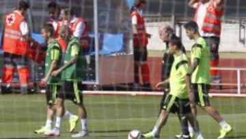 Puerta cerrada. Del Bosque, con varios jugadores en el entrenamiento de ayer de la Selección en Las Rozas.