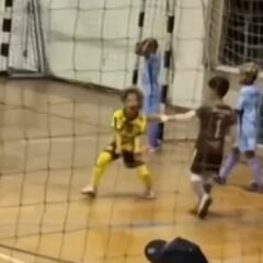 Niño imita al ‘Pollo’ Briseño al salvar un gol en la línea