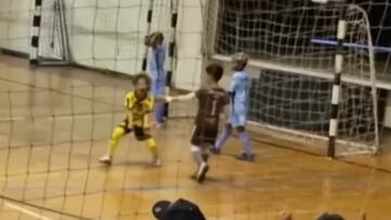 Niño imita al ‘Pollo’ Briseño al salvar un gol en la línea