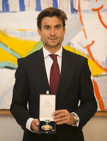 El extenista alicantino recibi¨® de las manos del ministro de Cultura y Deporte Jos¨¦ Guirao la Medalla de Oro que reconoce toda su trayectoria deportiva.