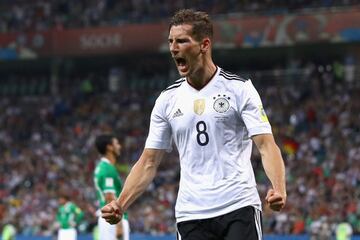 Leon Goretzka grita con todo el gol.