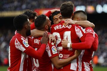 Los jugadores rojiblancos celebran el 0-1 de Carrasco. 