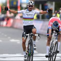 Alaphilippe volvió a celebrar antes de tiempo... pero ganó
