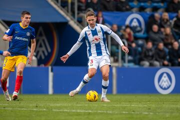 A falta de delanteros, bueno es la defensa. Jorge Sáenz, el otro central del Leganés, también vio puerta. En su caso para poner el momentáneo 2-2, con un remate que hubiera firmado cualquier delantero.