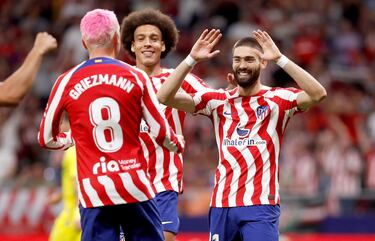 4-0. Yannick Carrasco celebra el cuarto con Antoine Griezmann y Axel Witsel. El belga marca desde los once metros en el minuto 56 de partido.