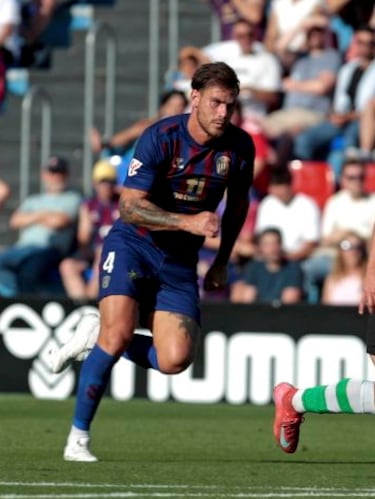 El Eldense consumó su descenso esta pasada jornada, pero luchó hasta el final. Los alicantinos creyeron por momentos, gracias al gol de Dumic, que apareció por el segundo palo para abrir la lata. Minutos después tuvo el segundo tanto en sus botas, pero su disparo se marchó al larguero.